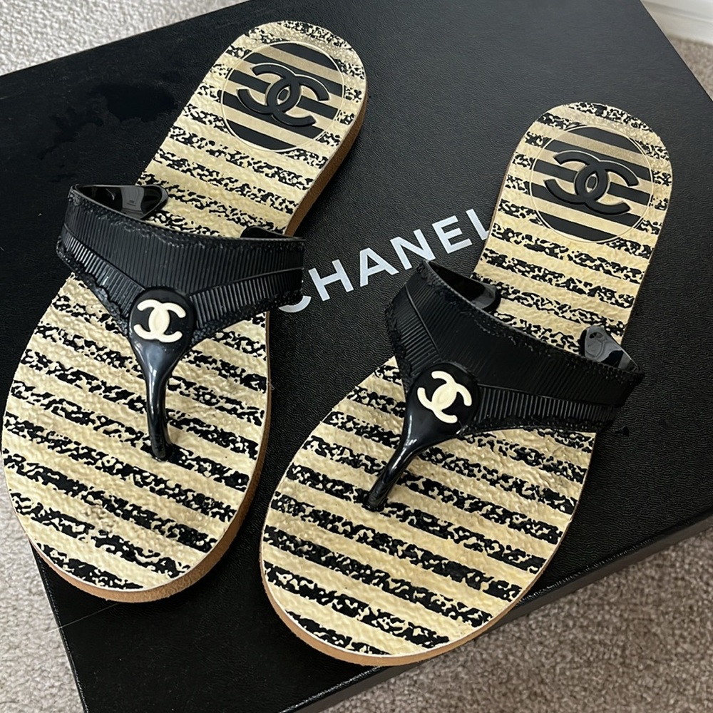CHANEL Beach Flip Flops, sz 37, Rubber, Made in Italy, Black and Cream, V NICE!